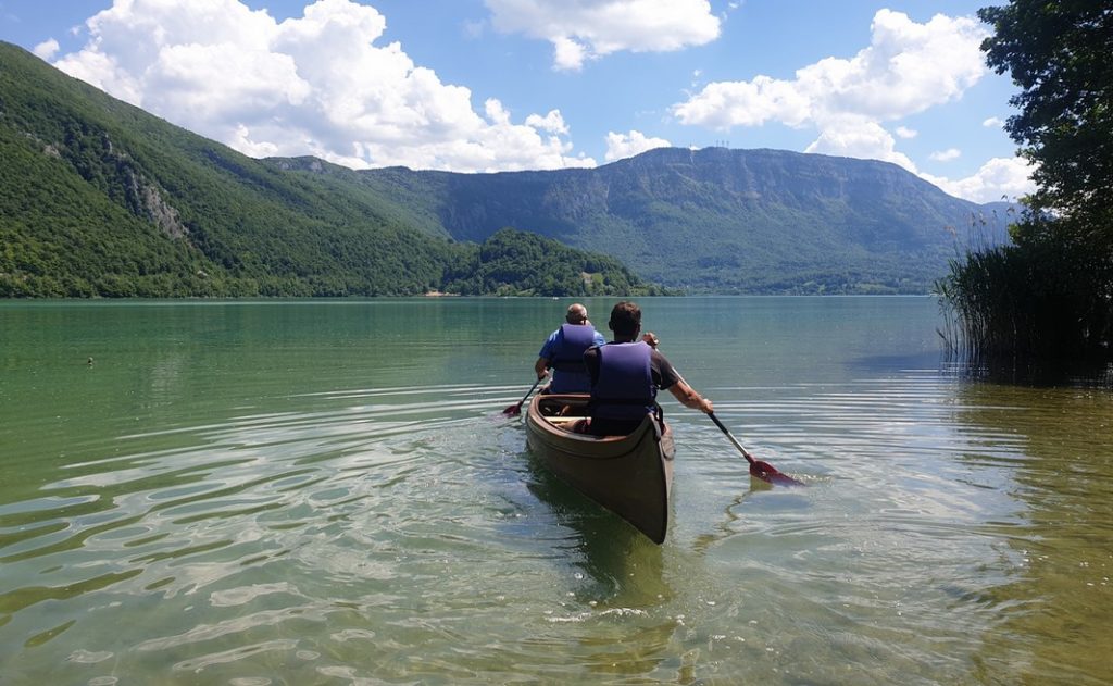 Location de canoë kayak ou de paddle sur le lac d'Aiguebelette à Nance.