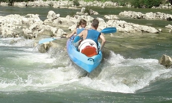 Kayak biplace en cravate dans les gorges de l'Ardèche