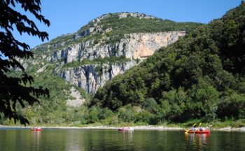 Traversée des Gorges de l'Ardèche en Canoë kayak de Vallon Pont d'Arc à Sauze en deux joursau départ de Vallon Pont d'Arc.