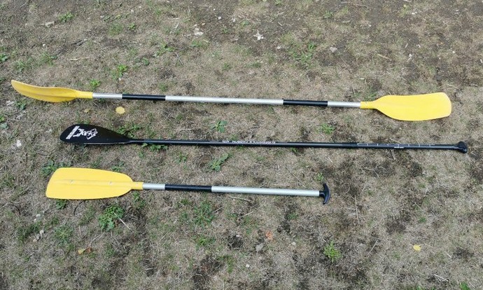 Les différentes pagaies utilisées. Une pagaie simple pour le Canoë et le Paddle, un pagaie double pour le Kayak.