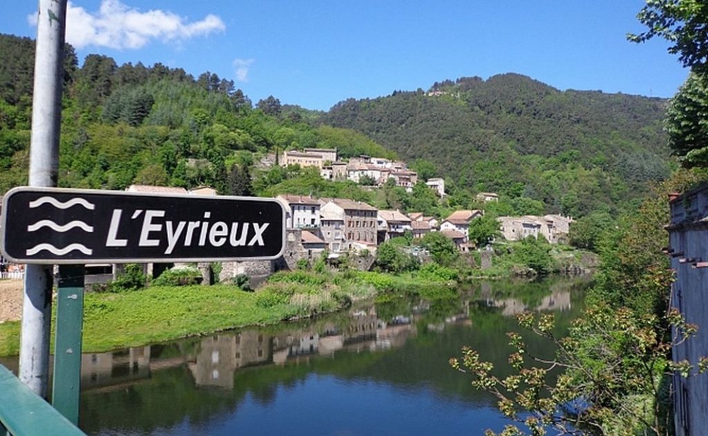 La descente de l'Eyrieux en Canoë Kayak est une promenade au coeur d'une verte vallée.