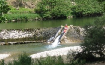Franchissement d'une glissière, lors de la location d'un canoë-kayak sur le Tarn entre Les Vignes et Peyrelade.