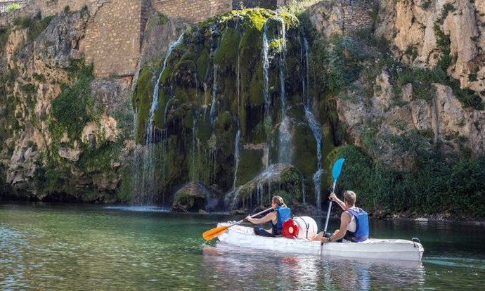 La cascade de Saint Chély du Tarn, lors d'une location de cacnoë-kayak dans les Gorges du Tarn.