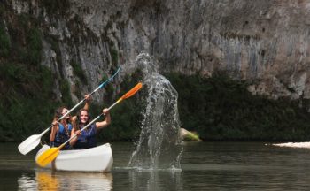 Les plaisirs de l'eau, lors d'une location de canoë kayak dans les Gorges du Tarn