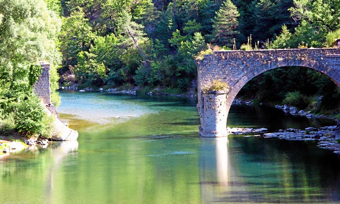 Le Pont Cassé, lors d'une location de canoë-kayak sur le Tarn avec Aigue Vive. Descente des Vignes à Peyrelade.