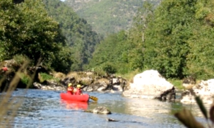 Location de canoë-kayak sur le Tarn avec Aigue Vive. Descente de Rozier à Peyrelade.